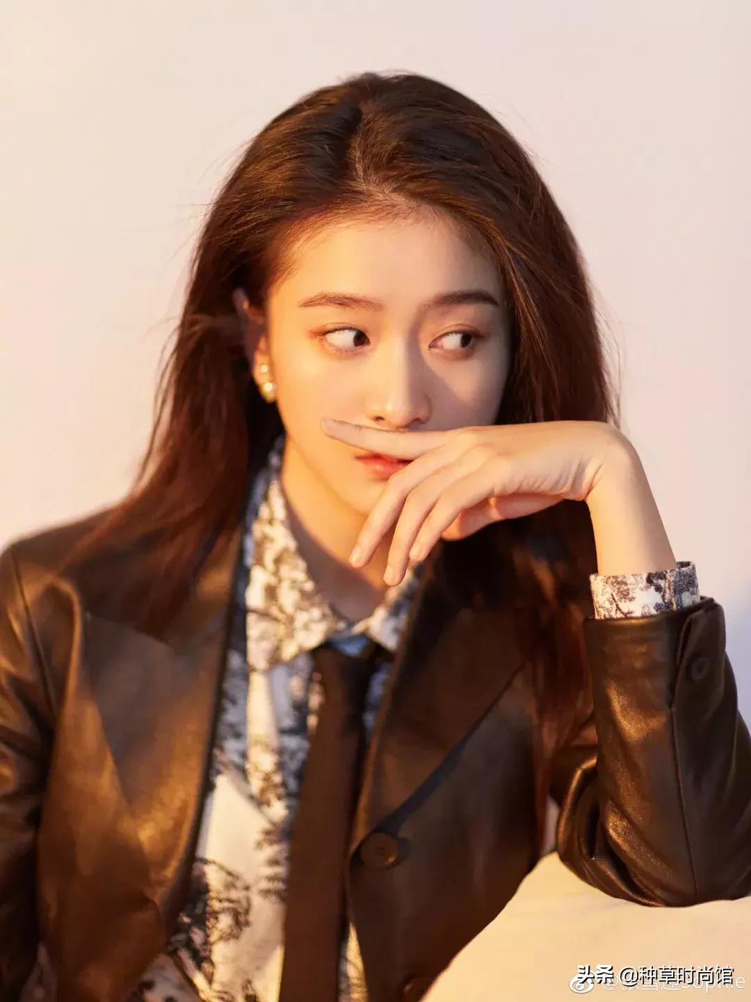 关晓彤素颜自拍与鹿晗撞脸,关晓彤为鹿晗庆生后芭比造型亮相