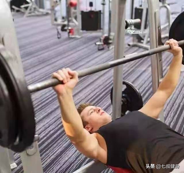 新手推胸感觉肩部发力,新手推胸酸疼要不要休息