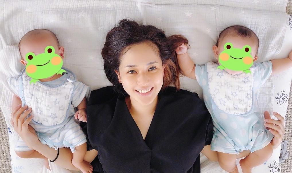 苍井空晒与双胞胎儿子合照，脸圆嘟嘟很可爱，母乳问题已经解决了