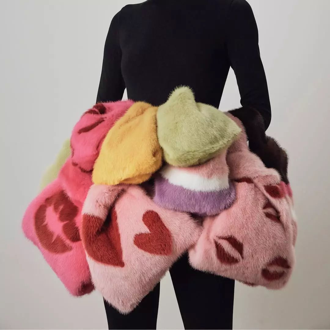 我花1000多块买的毛绒包，后来发现有点贵！