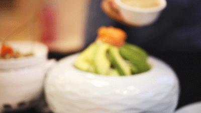 满满一大桌海鲜只要288元,满满一大碗16元吃到饱