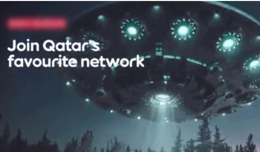 梅西广告牌被踢飞大型纪录片,梅西被抛向空中