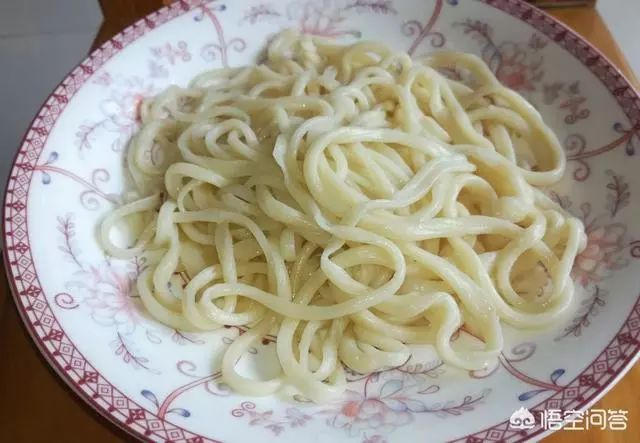 拉面的面怎么和面好吃,拉面的面是怎么做出来那么劲道