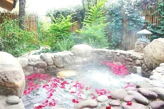 昆明周边好玩的温泉,昆明新亚洲体育城最大的温泉水疗