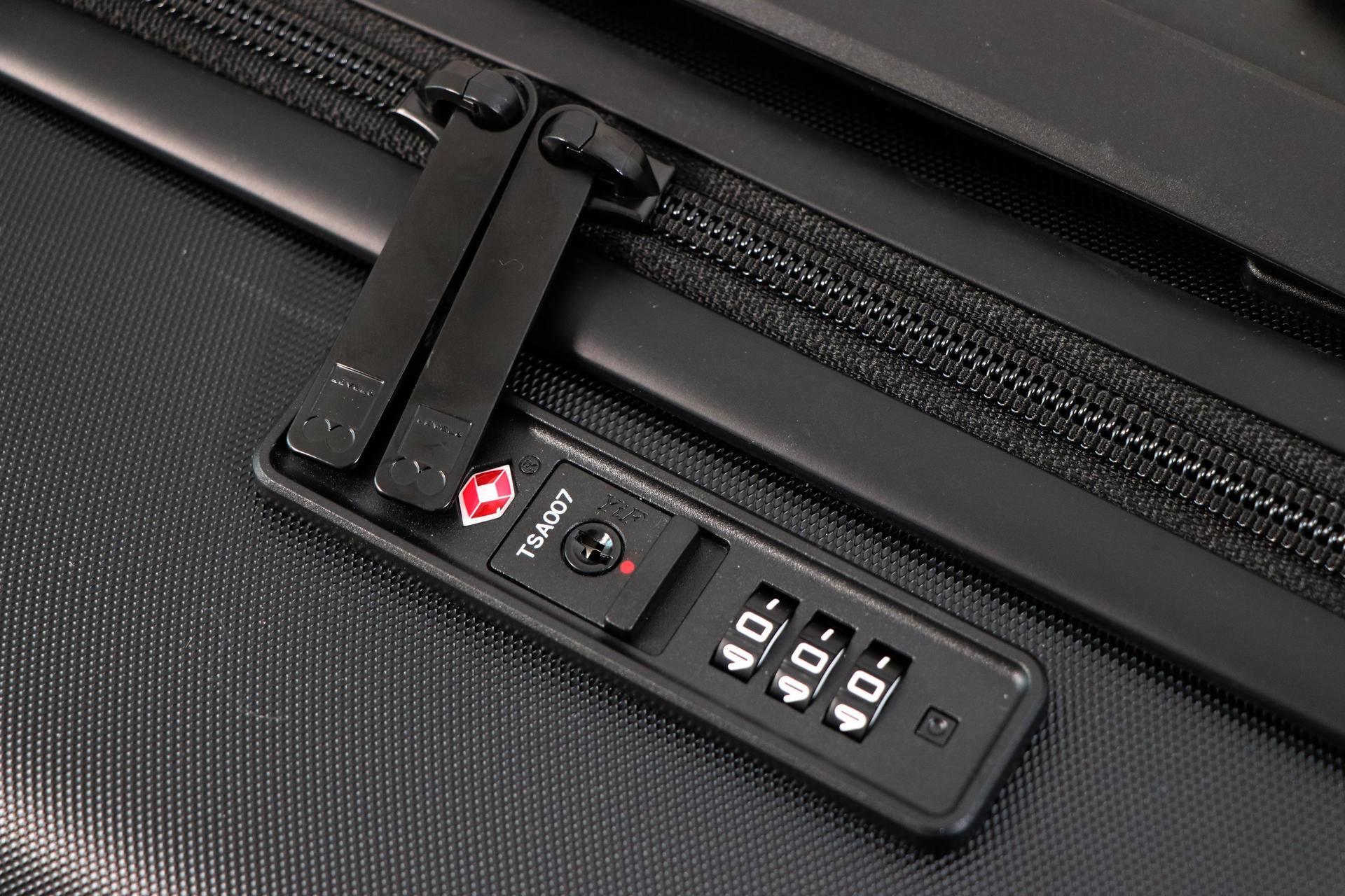 地平线8号对比外交官拉杆箱，滚轮之处见高低，颜值与实力之选！