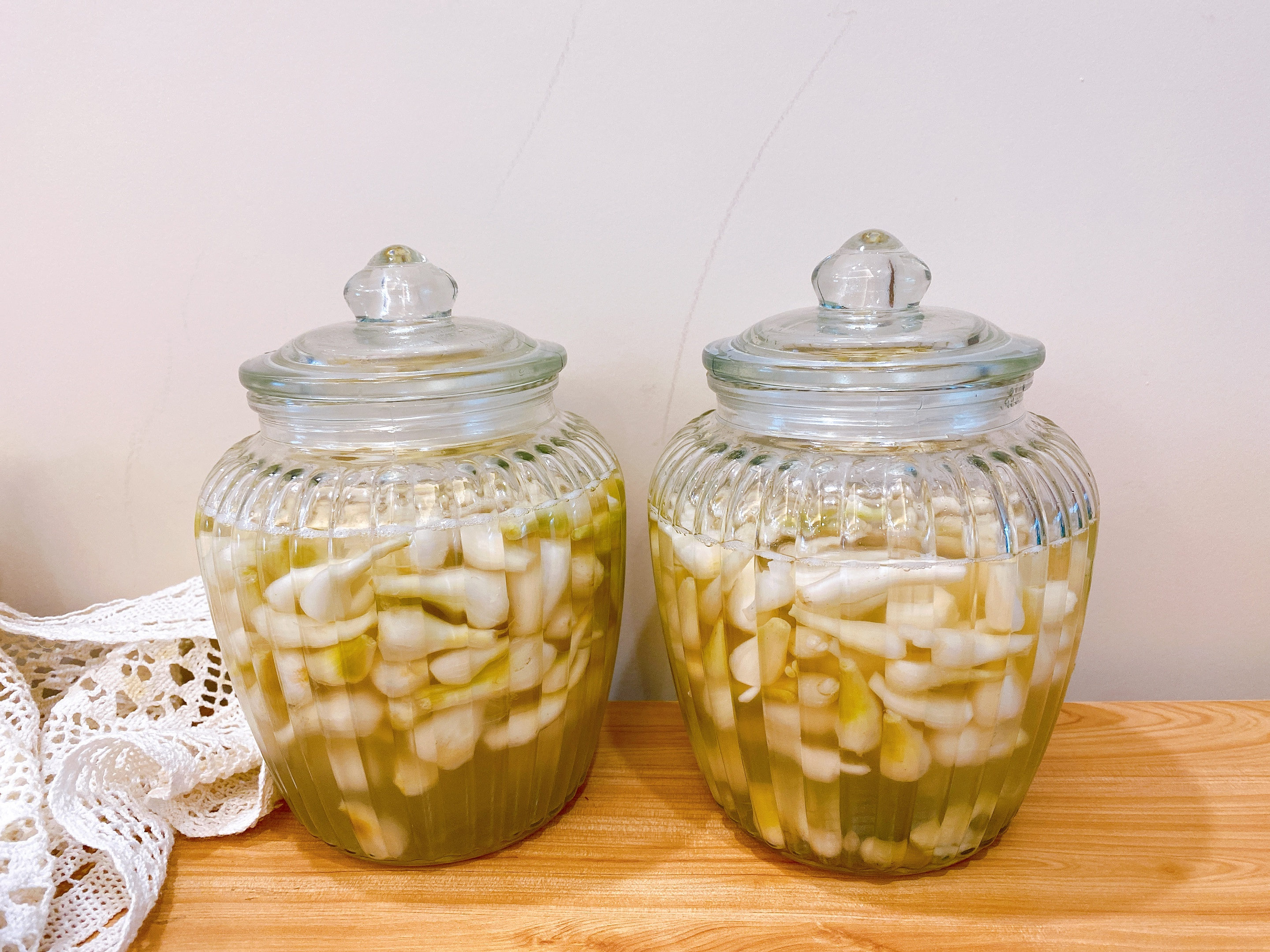 苏州超市员工脚踩冰箱里的食品,超市员工脚踩冻货视频