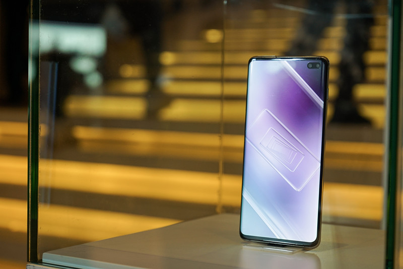 三星s10后盖发光,三星s10变黑白了怎么调回来