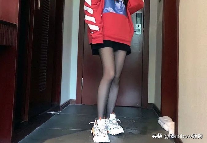 我穿搭学抖音钟爱黑丝配AJ这个社交娱乐至上的时代有何不可?