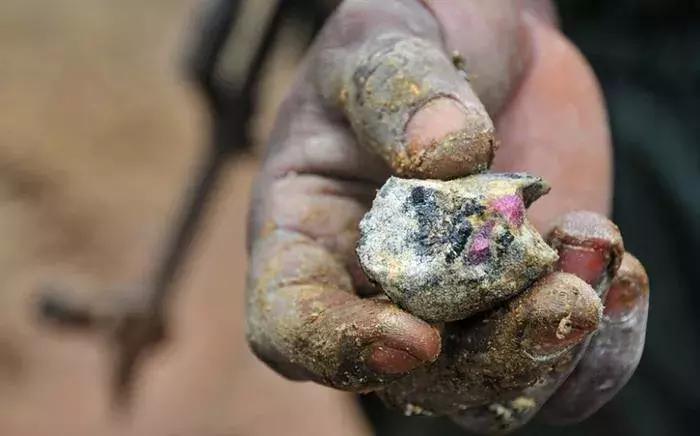 缅甸宝石翡翠,缅甸翡翠的八大原石介绍