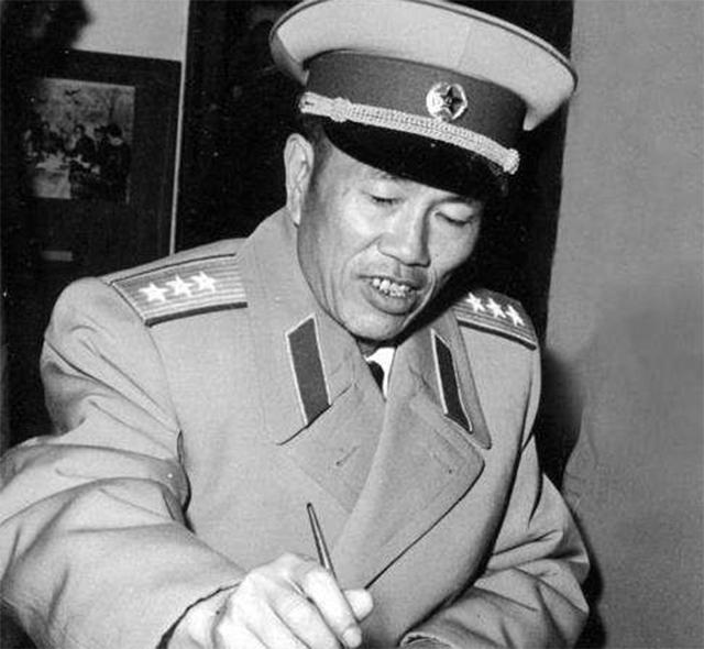 1951年邓华为何主动让位第一副司令给陈赓？甚至亲自致电伟人