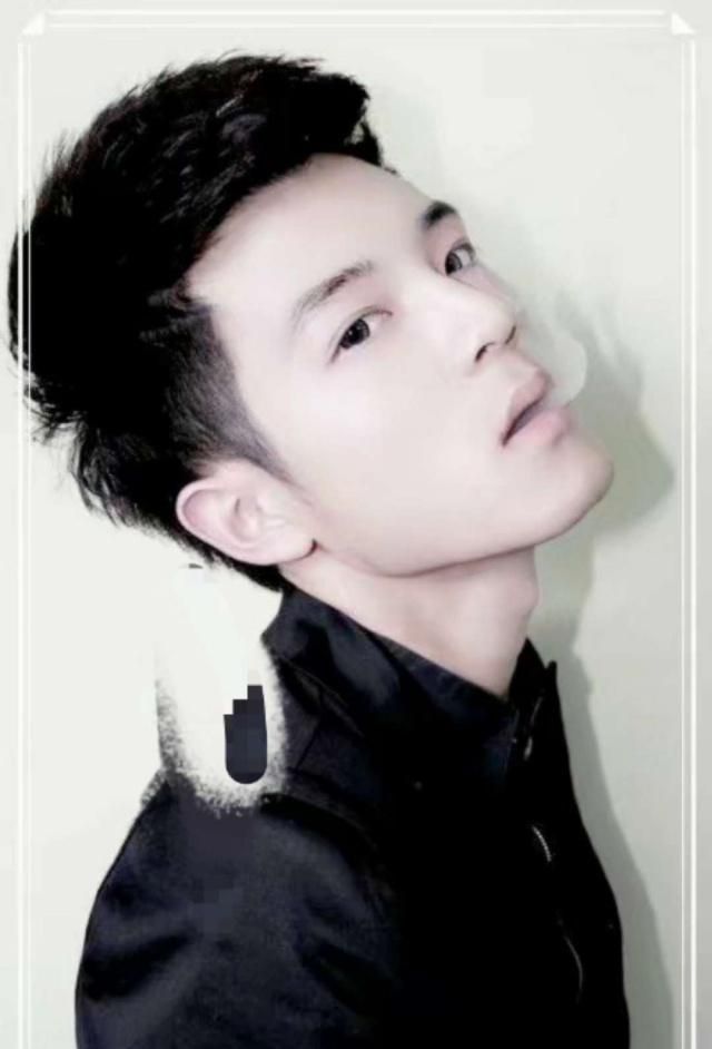 男生头发多还硬想留偏长的发型,男生头发往上翘适合什么样的发型