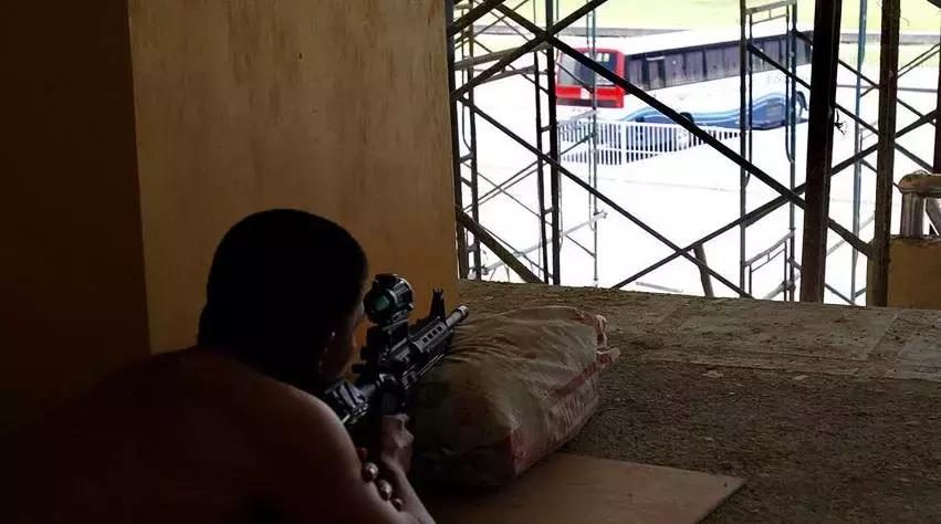 中国特警解救大巴车人质演练,中国特警仅用8秒解救客车人质