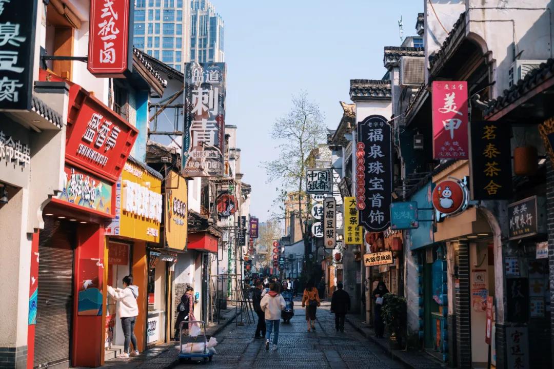 把繁华踩在脚下,将吃喝囊括周边。去长沙要住地标里