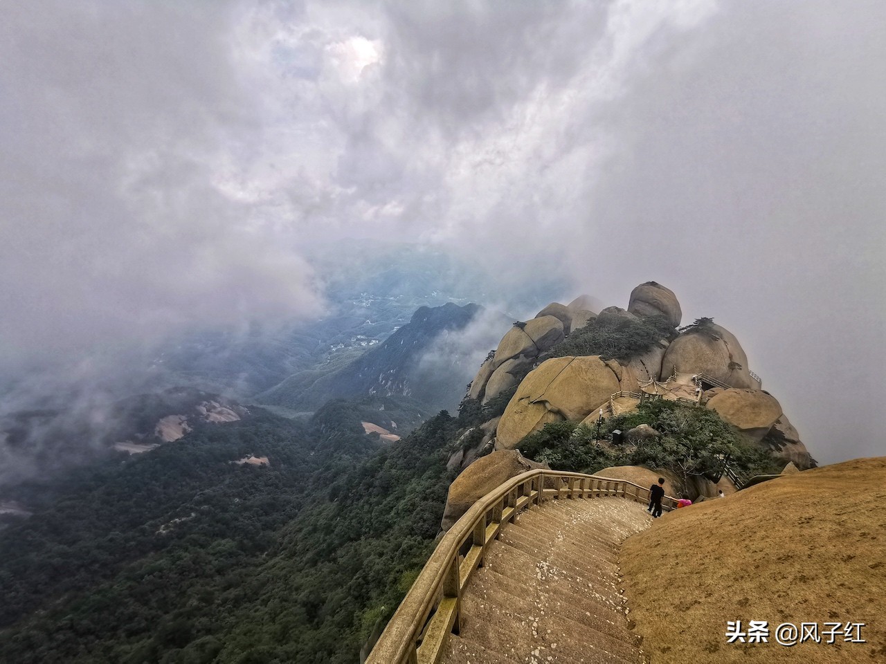 深山裸露的大块岩石,安徽名山大山