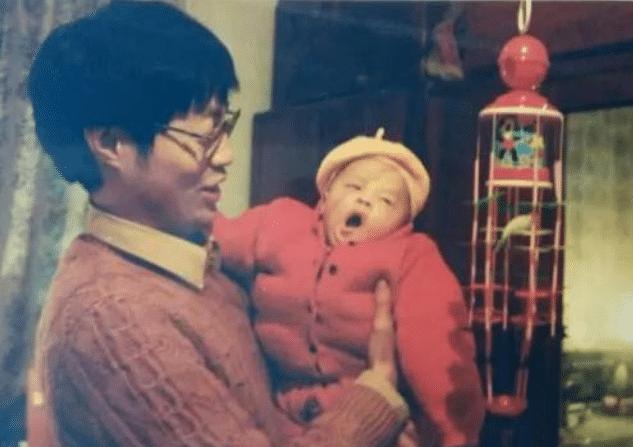 一岁宝宝老是揉脸怎么回事,婴儿脸上长痘痘一直用手搓