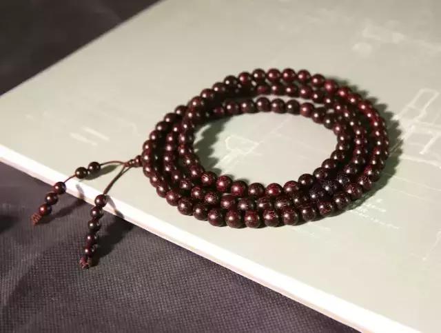 左手小叶紫檀右手凤眼菩提,左手戴蜜蜡右手戴小叶紫檀