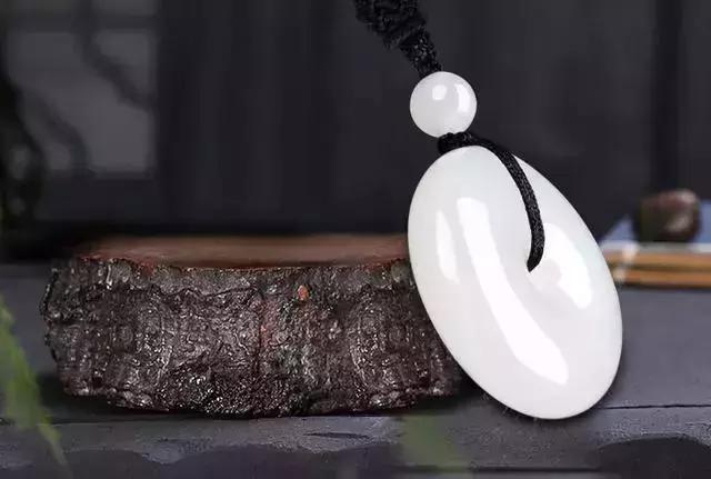 人体的汗液真的可以滋润玉石吗,人体的汗液有药物价值吗