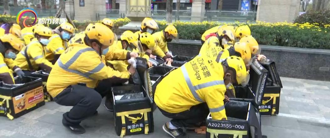 为坚守岗位的一线人员送餐,为外卖小哥冬日送温暖