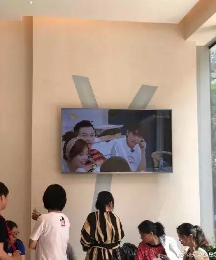 排队一小时终于吃上了火锅,我只喝王俊凯给我灌的奶茶