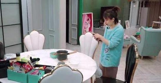 主持人吴昕豪宅曝光,吴昕脏乱的房间