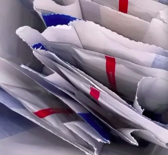 英国男子驱车四小时购买核酸试纸却遇上*市黑**假货，当场发飙怒骂