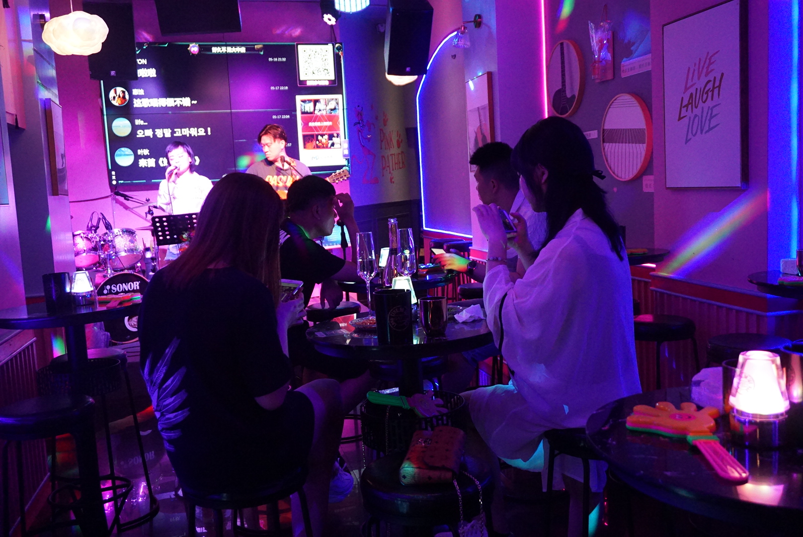 粉色羽毛、星空灯、透明泡泡，没错，一起来好久不见约听歌啊