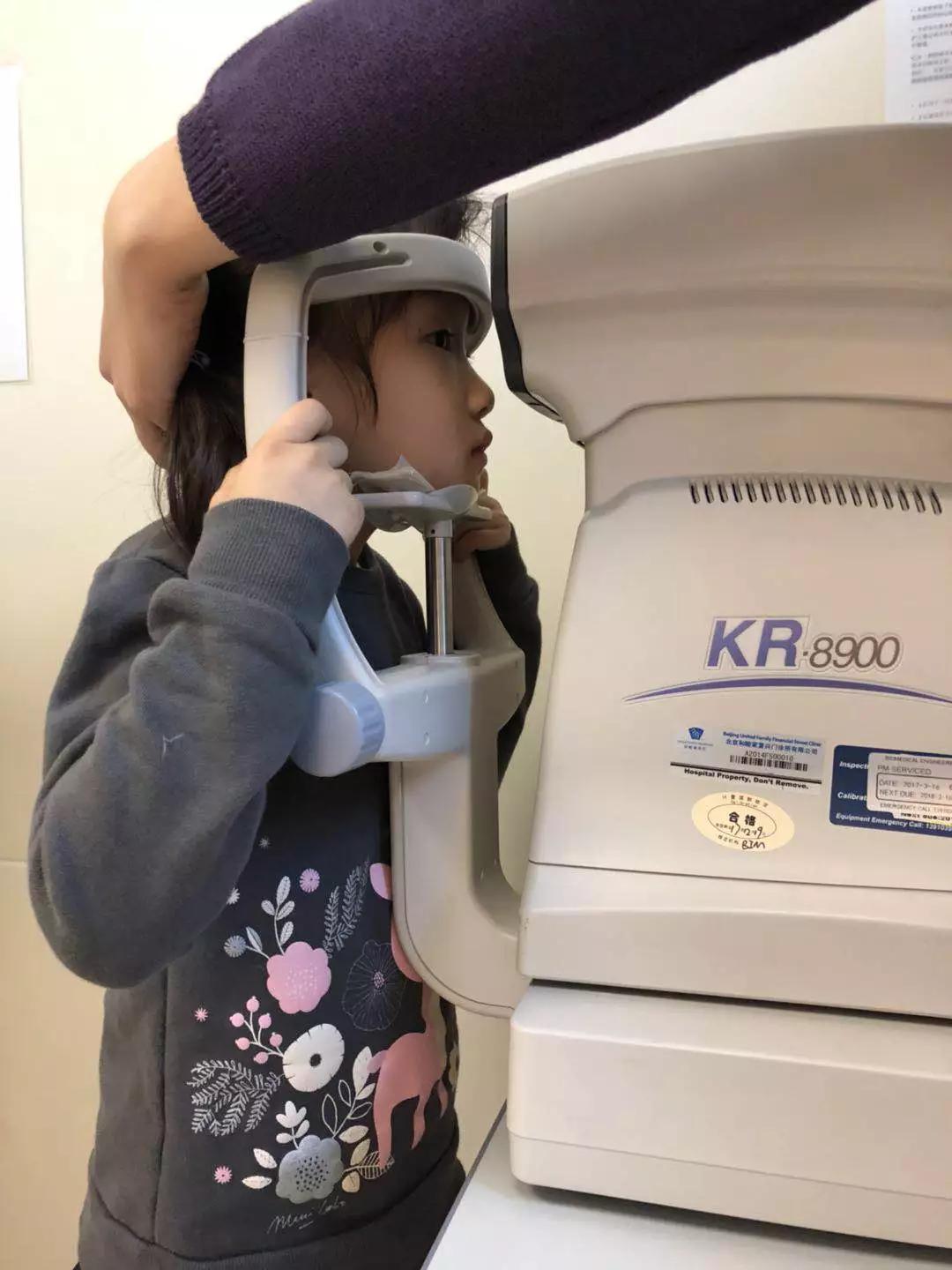 我的天!8岁暖暖竟然150度真性近视了