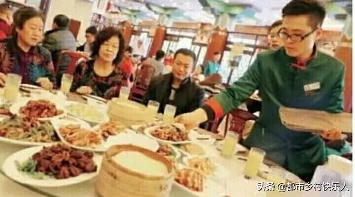 餐厅服务员上错菜怎么办,服务员上错菜吃掉后续