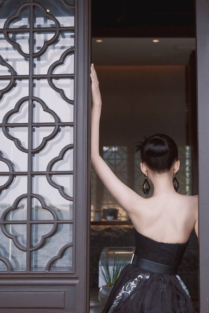 孙怡连衣裙穿搭,孙怡孙玫粉色毛绒连衣裙