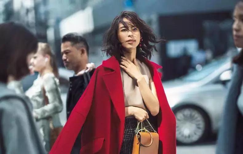 姑娘，你穿彩色大衣真好看！