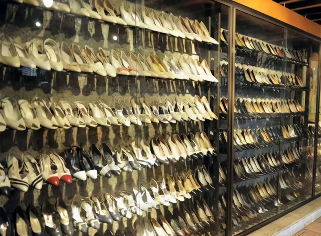 她曾获伟人世纪之吻，被称为菲律宾第一夫人，却在89岁判42年徒刑