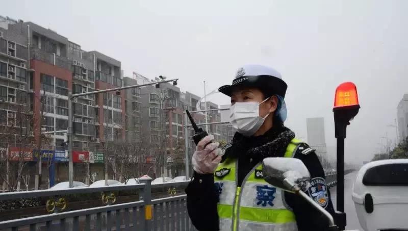 “买不到卫生巾,用保鲜膜捂住”:防护服下的女性秘密,让人泪目