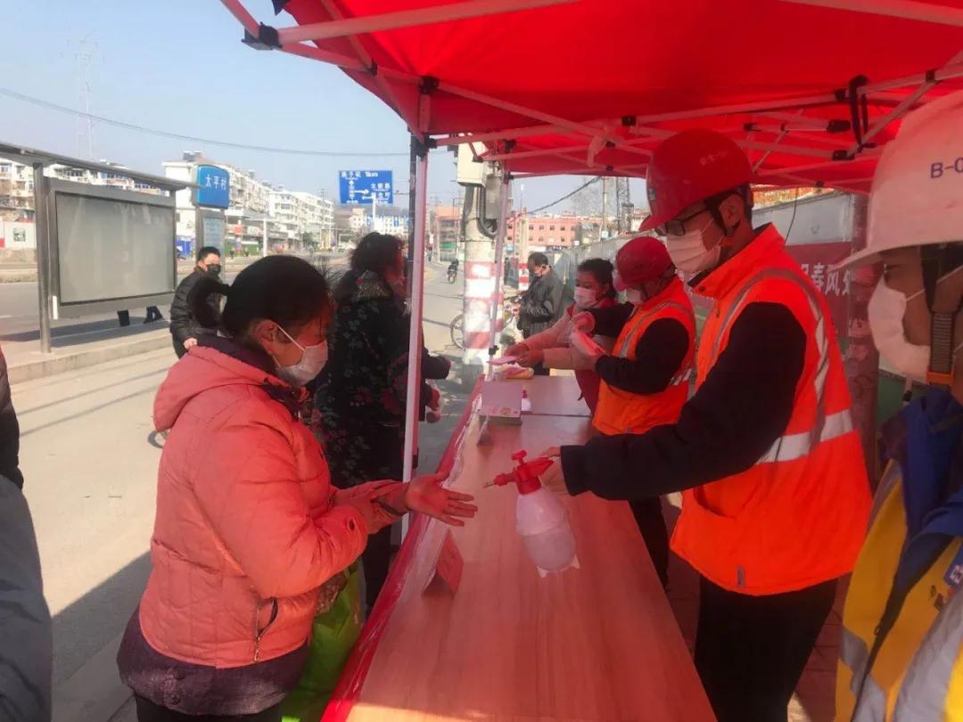 他一直都在诗歌,她一直都在作文600字