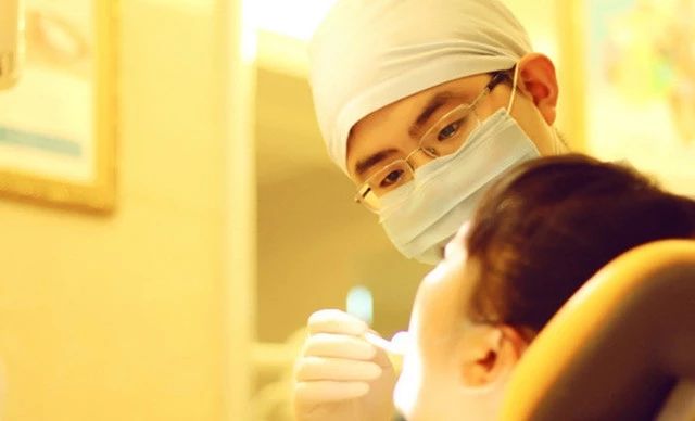 牙龈萎缩是怎么回事如何预防,预防牙龈萎缩吃什么维生素