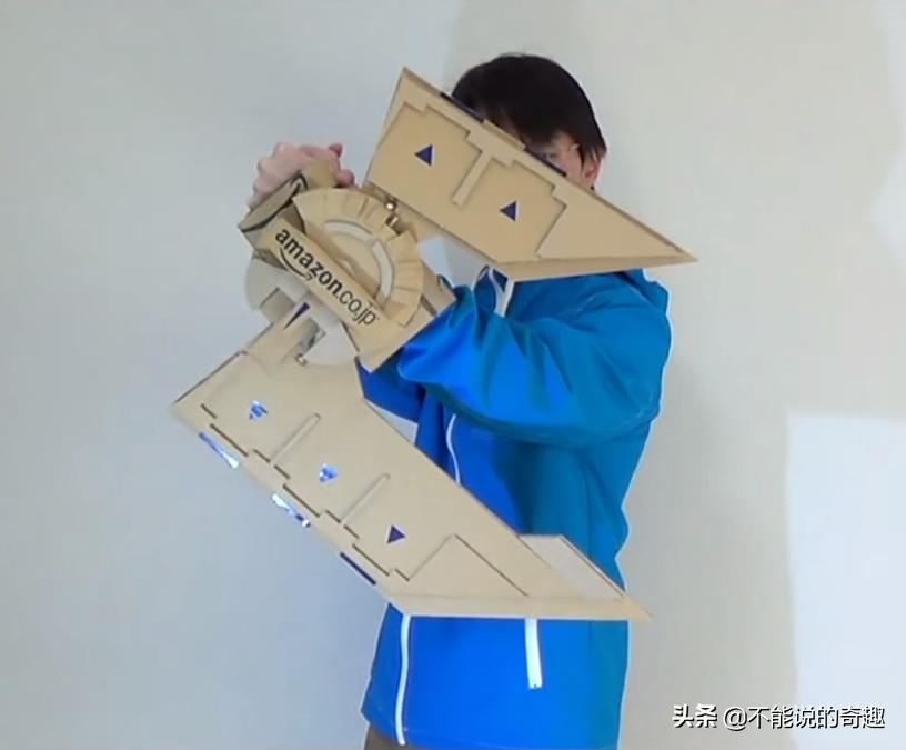 大隐隐于市！日本高玩用纸箱自制各种可变换形态道具，走红网络