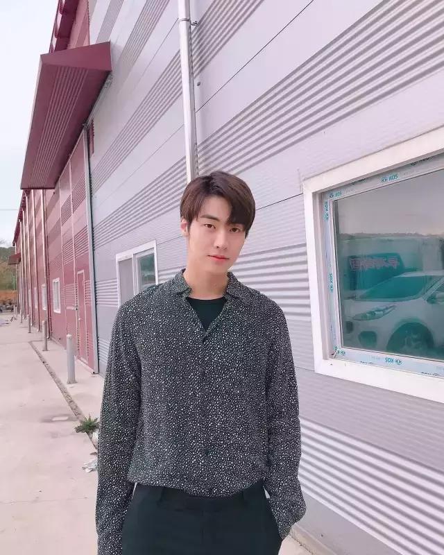 深夜遭醉酒大叔跟踪!男爱豆直播打电话保护女粉丝,网友:太暖!