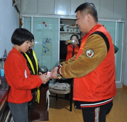 郭明义爱心团队沟帮子福全爱心团队助力因病致贫家庭学子