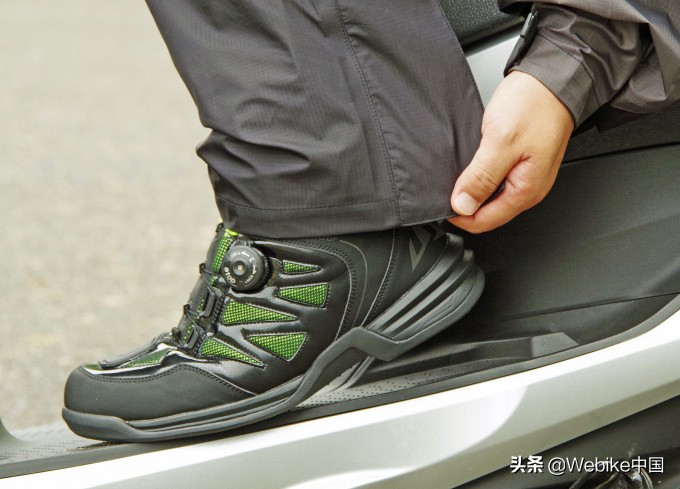 下雨天摩托车必备装备,骑摩托车下雨天必备神器