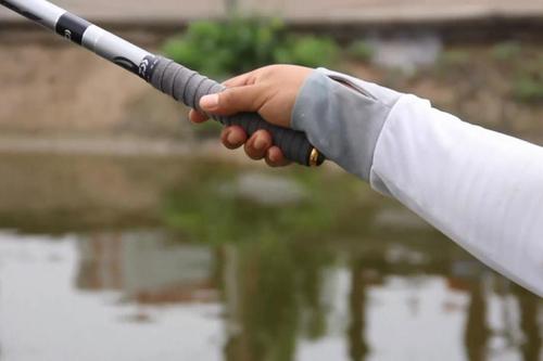 让钓鱼人抓狂和崩溃的事:鱼线打结和上树，教你三招轻松化解!