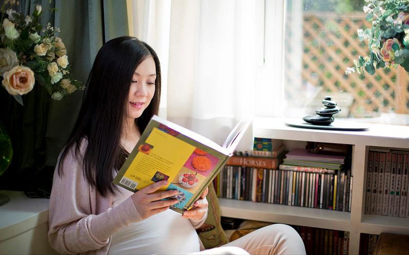 奚梦瑶孕肚出席活动,奚梦瑶挺孕肚走红毯