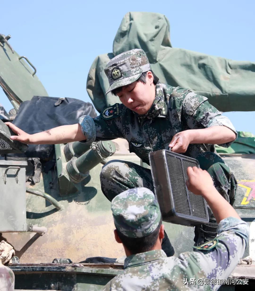 马和帕丽：“天山之花”，在铁甲洪流中绽放