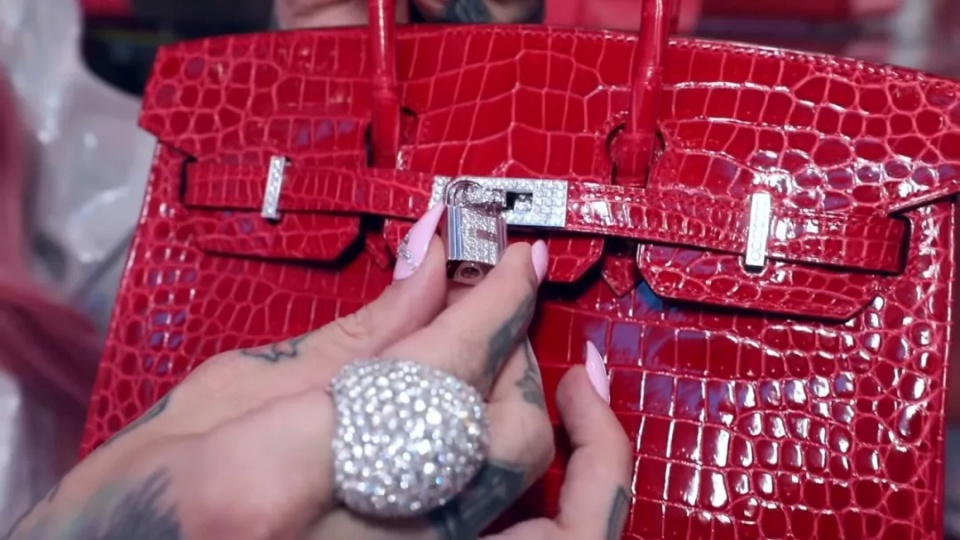 香奈儿磨刀、爱马仕砌墙,J姐的衣帽间戏可真多