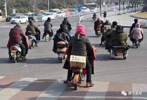 徐州上百万人骑电动车,戴头盔的不足两成!理由千奇百怪