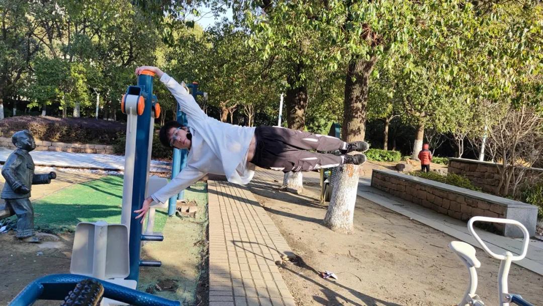 中国街头健身大神炫技,小伙花式健身惊呆路人