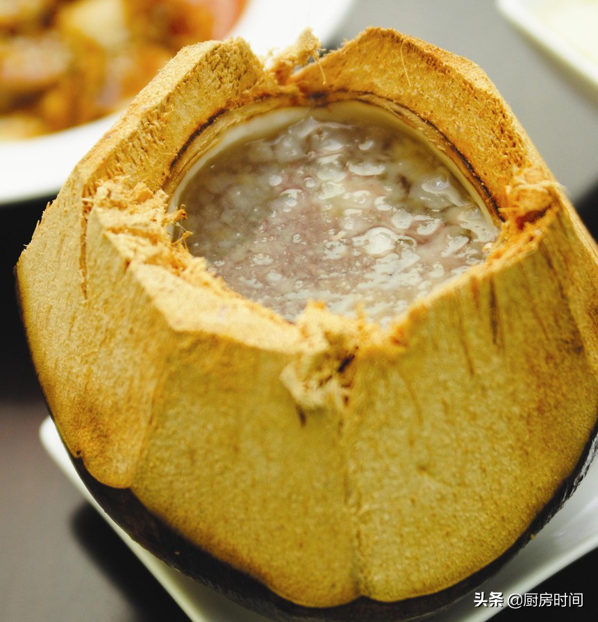 买椰子千万别挑有水晃动的，水果商贩：就喜欢这样挑椰子的顾客