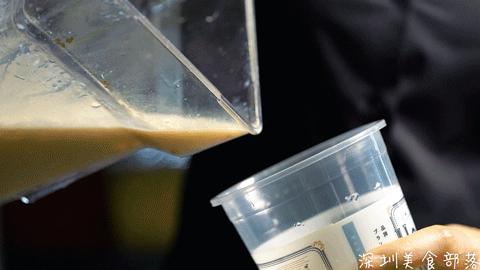 跨世纪的黑砖奶茶店，每天卖30块“金条”