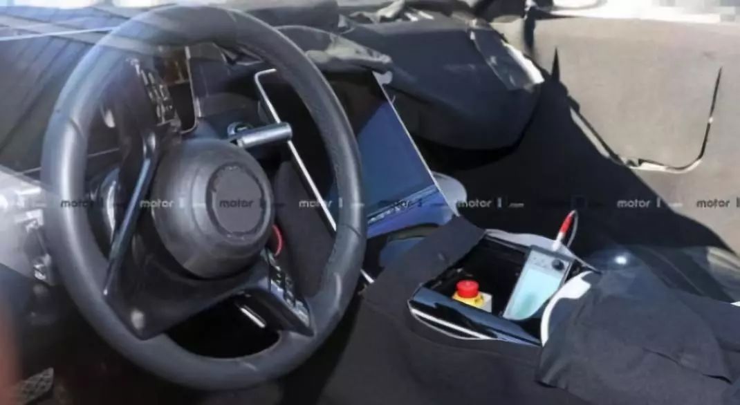 奔驰S换装特斯拉式中控大屏,车主说:更想要外国表!大屏太廉价