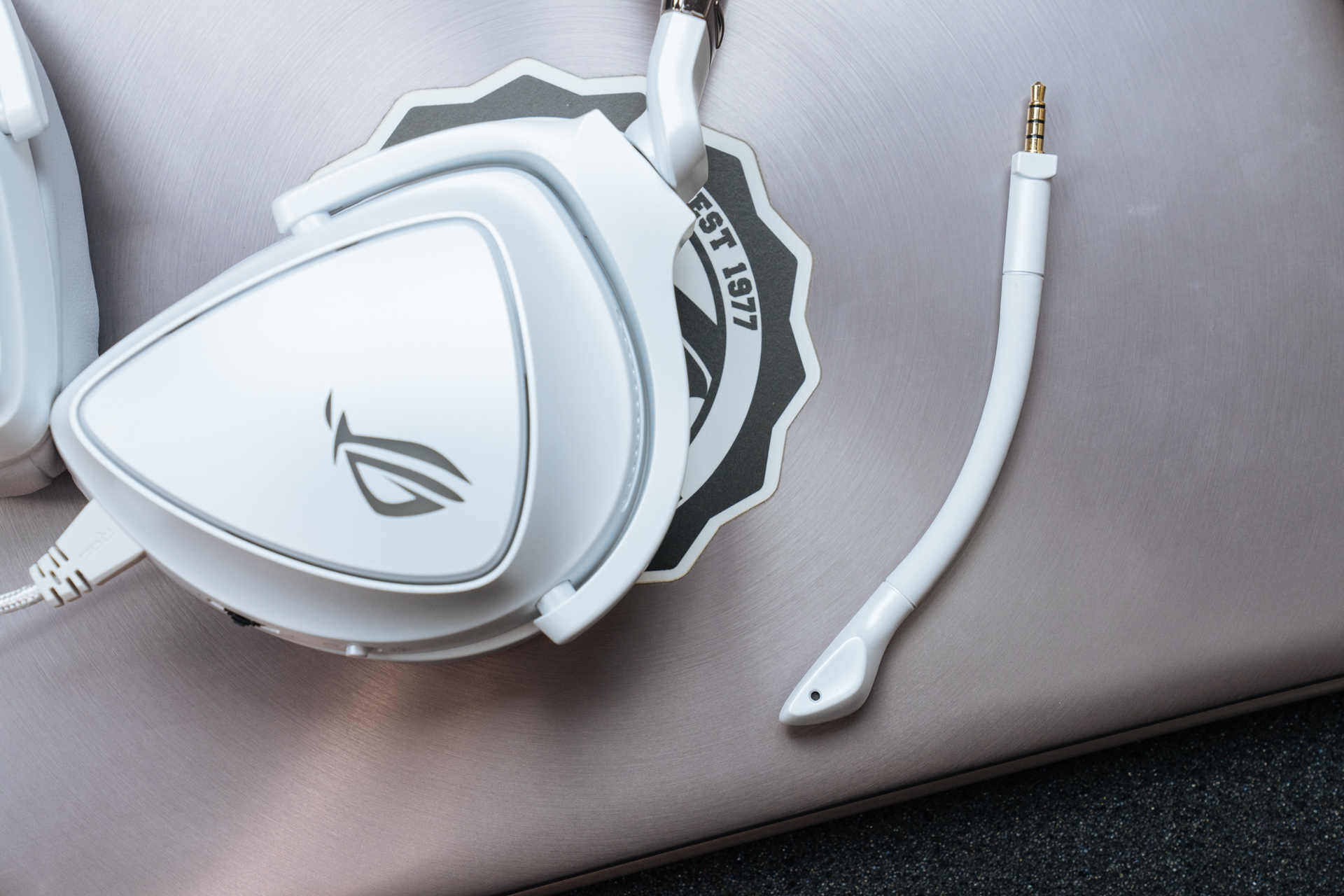 华硕rog月耀白蓝牙耳机,华硕rogdelta耳机评测