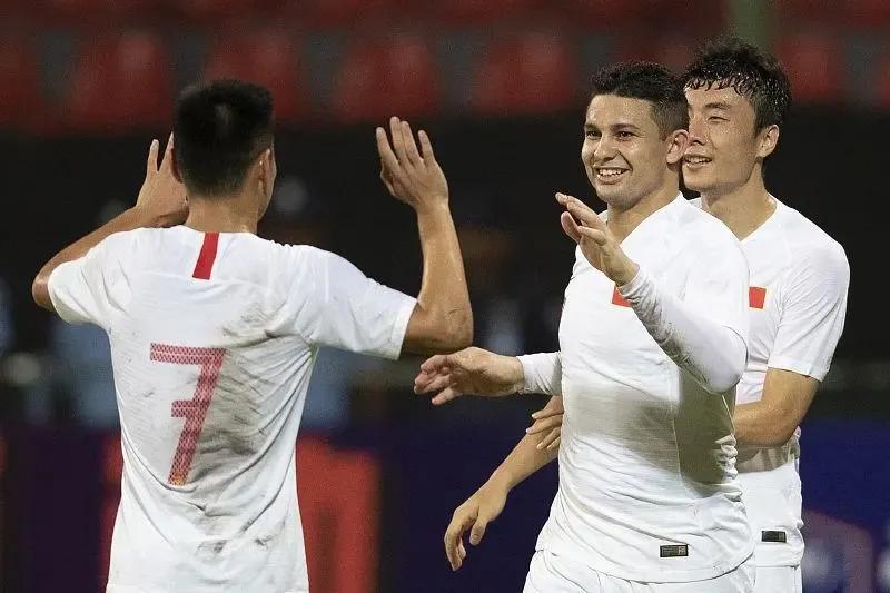 艾克森归化国家足球队-中国人是否适合踢足球