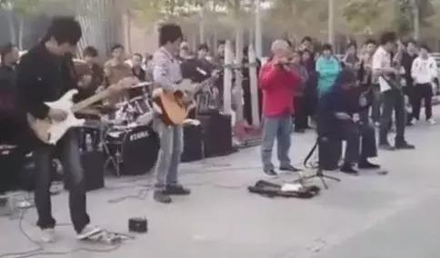 诗人或流浪者,街头艺人是一种什么生物?